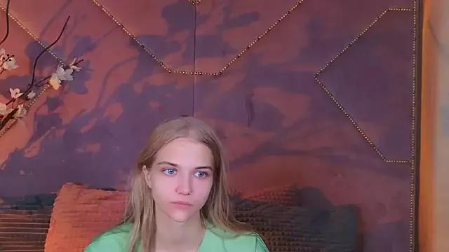 4example_Chloe from StripChat is Freechat