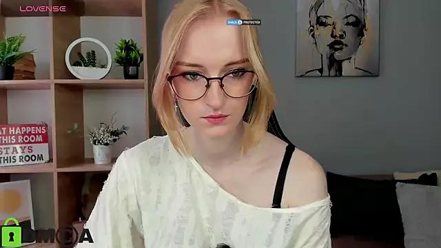 _WhiteDoll from StripChat is Freechat