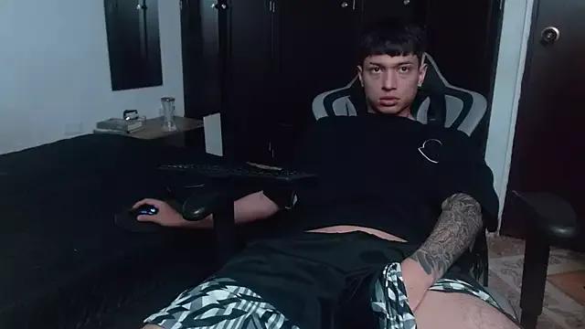 aaron_blug from StripChat