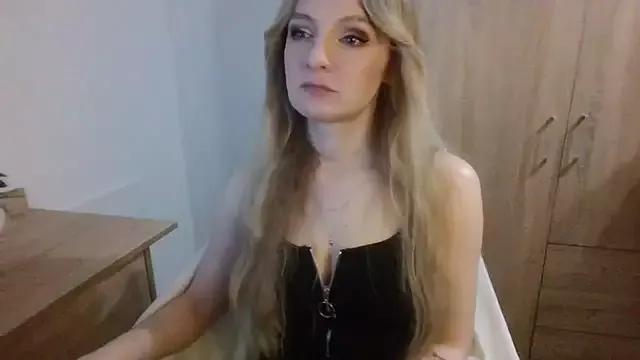 AlmaHoney from StripChat
