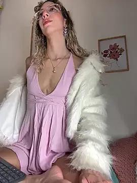 AlmmaMoon from StripChat is Freechat