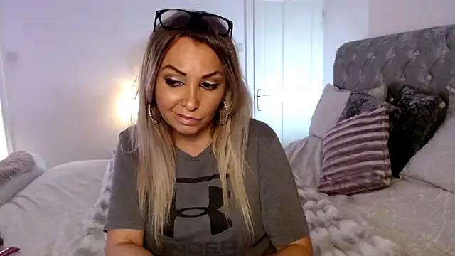 Entertain your itch for girls livestreamers with our collection of stunning models, skilled in the art of temptation and delight.