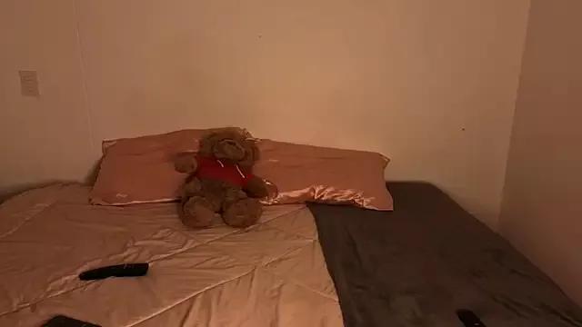 Ari_Moore from StripChat is Freechat
