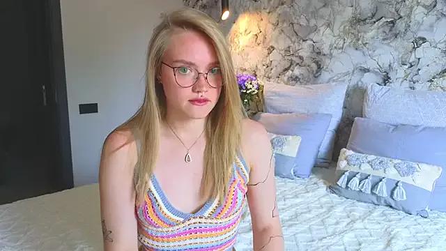 Aurora_Golden1 from StripChat is Freechat