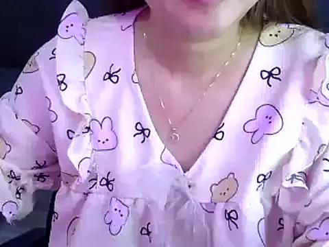 Bee_2k from StripChat