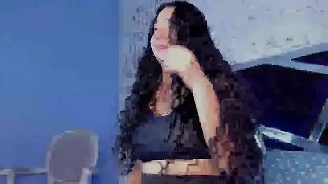 BellaSwwan from StripChat is Freechat