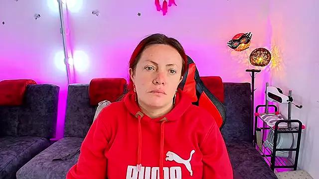 carolinhe_ from StripChat is Freechat