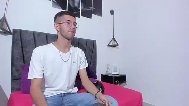 Couple_gay_kinky from StripChat is Freechat