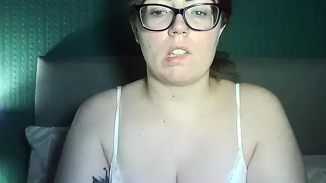 Curvy-BellaX from StripChat is Freechat