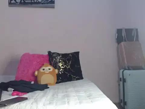 Curvysmallyxx from StripChat is Freechat