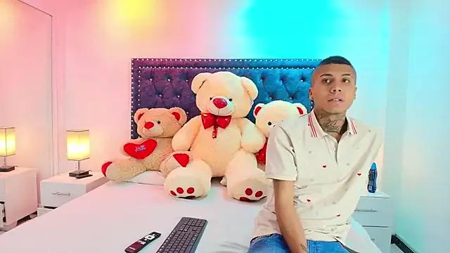 Damian_and_roxanne from StripChat is Freechat