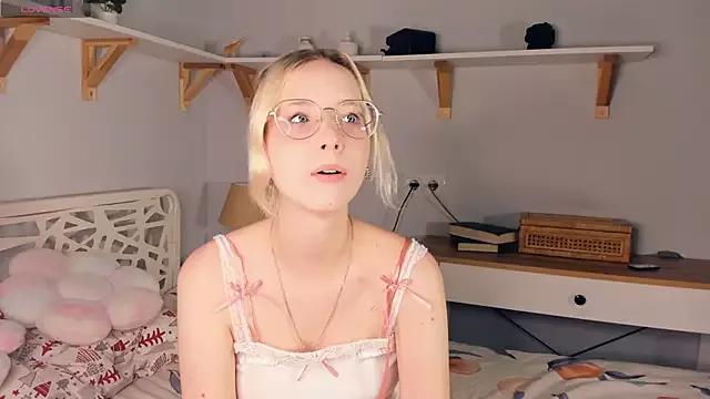 DreammDollt from StripChat is Freechat