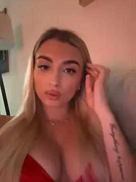 ellariverss from StripChat is Freechat