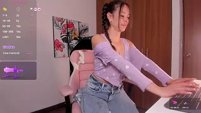 Emily_Jolie from StripChat is Freechat