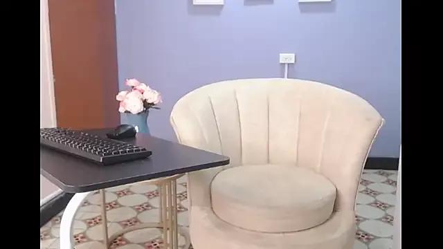 emma_esnow from StripChat is Freechat
