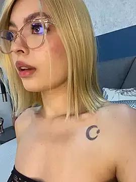EmmaSydney from StripChat is Freechat