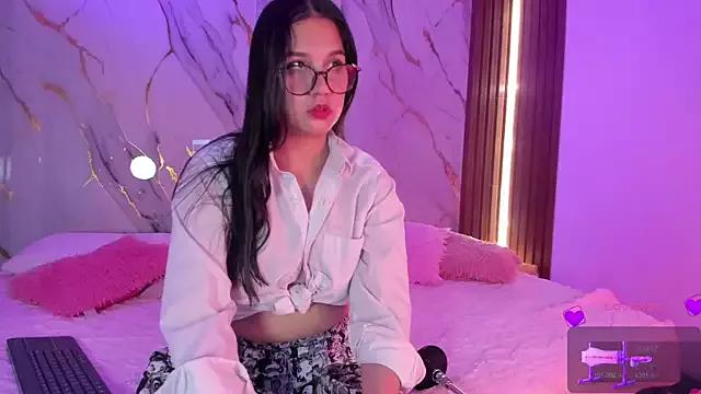 Emmiicute from StripChat is Freechat