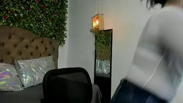 EmmySweett2 from StripChat is Freechat