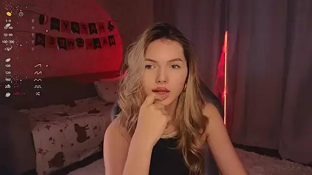 EvelynSin from StripChat is Freechat
