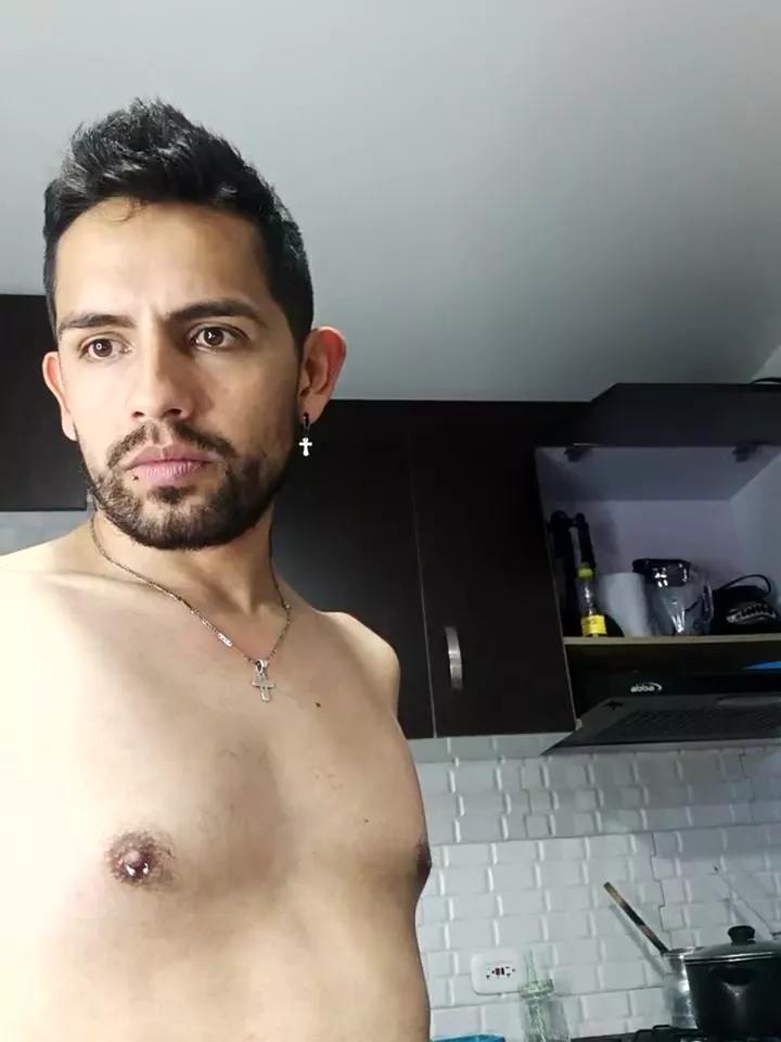 Hetero18Cum from StripChat