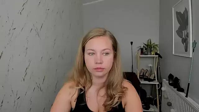 holly_xglam from StripChat is Freechat