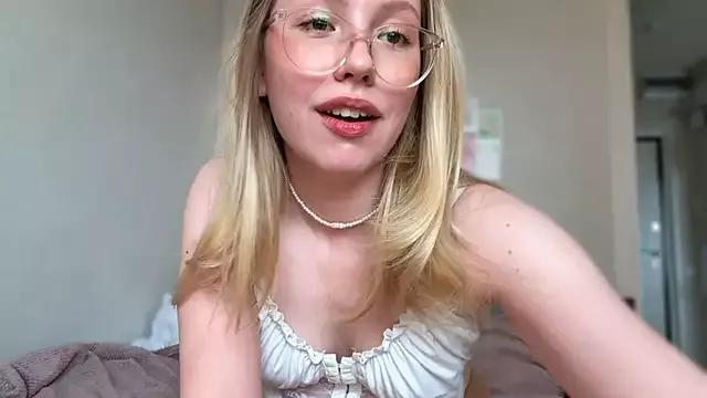 HoneyAudrey from StripChat is Freechat