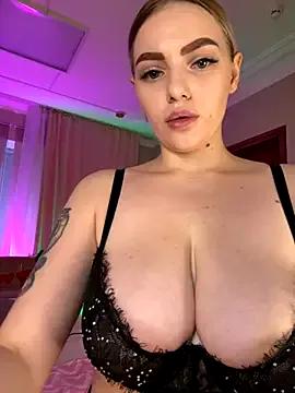 HugeBoobsAlice from StripChat is Freechat