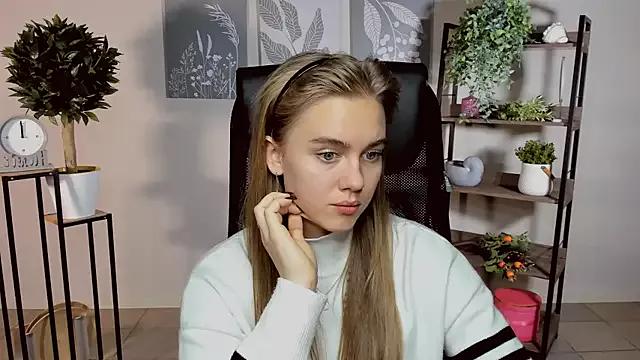 JuneWoods from StripChat is Freechat
