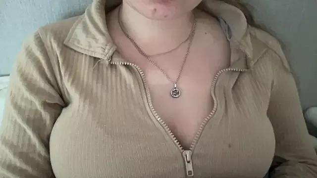 KaraLeee from StripChat is Freechat