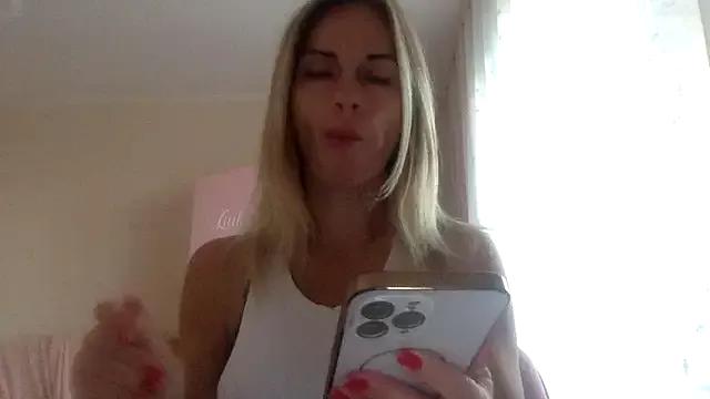 KarelliaStar from StripChat is Freechat