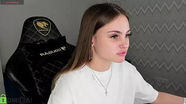 KarinaBroks from StripChat is Freechat
