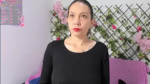 Karla_Goldenst from StripChat is Freechat