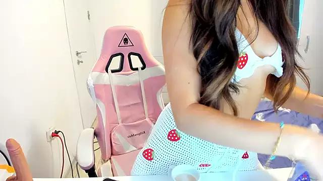 KaylaLaine from StripChat is Freechat