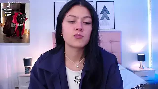 Kikii_cams from StripChat is Freechat