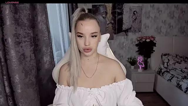 KiraKrox from StripChat is Freechat