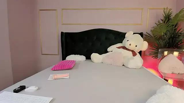 KirraWhite from StripChat is Freechat