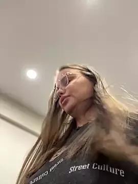 KissMeSasha from StripChat is Freechat