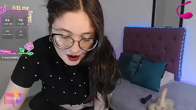 KrystalAdams from StripChat is Freechat