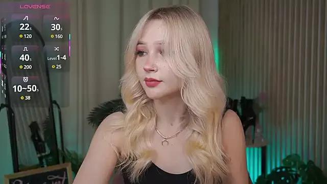 LauraWifeness from StripChat is Freechat