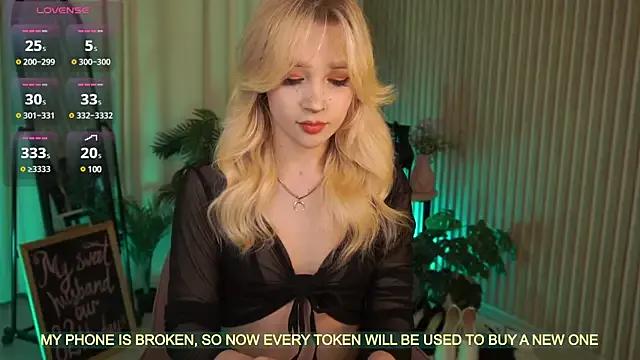 LauraWifeness from StripChat is Freechat