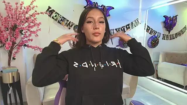 Lili_scott from StripChat is Freechat