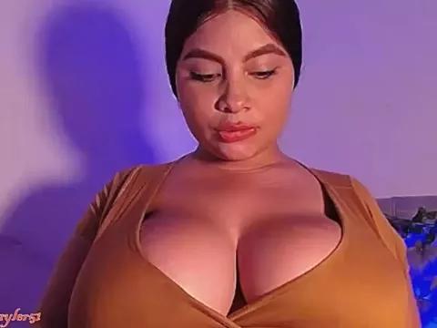 Entertain your itch for girls livestreamers with our collection of stunning models, skilled in the art of temptation and delight.