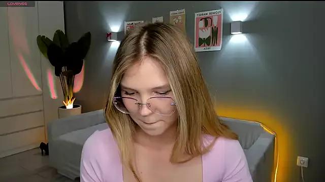 linakorvin from StripChat is Freechat