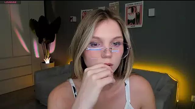 linakorvin from StripChat is Freechat