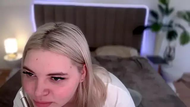 lindablossom from StripChat is Freechat