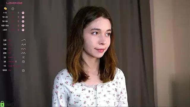 LittleOriana from StripChat is Freechat