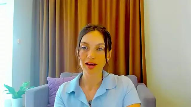 LovelyeeMia from StripChat is Freechat