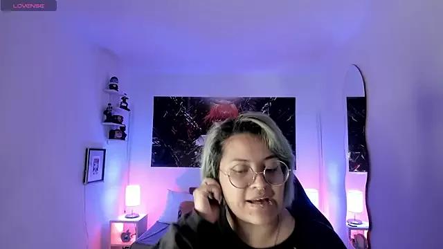 lucky-leah from StripChat is Freechat