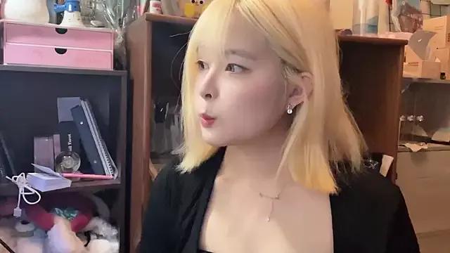 luna51888 from StripChat is Freechat