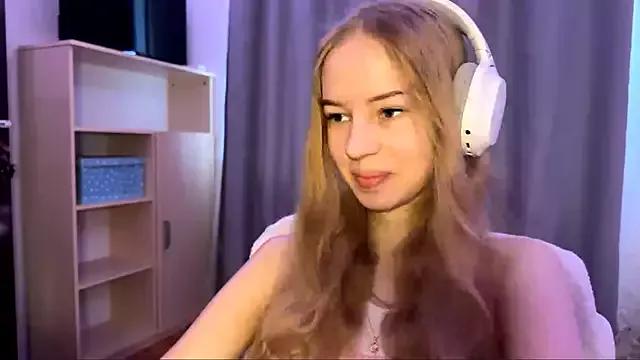 LunaCrave from StripChat is Freechat